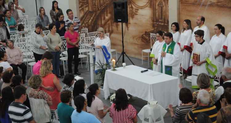 Galpo onde seguidores do padre Andr se renem tem 600 metros quadrados e chega a abrigar 400 pessoas aos domingos. Foto: Paulo Filgueiras/EM/D.A. Press