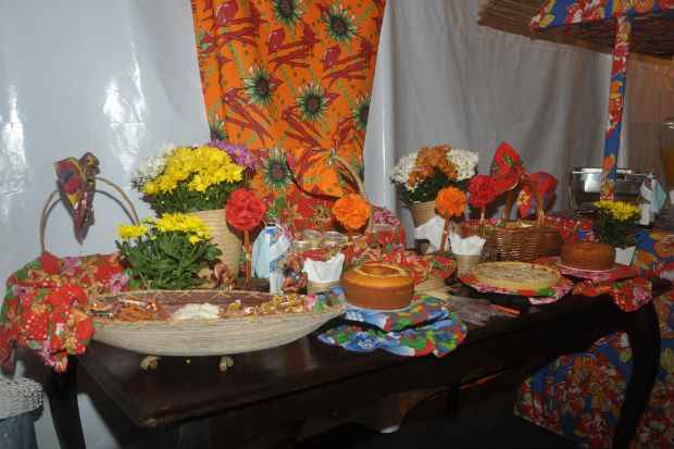 Mesa com comidas tpicas das festas juninas. Foto: Rita Barreto/ Bahiatursa