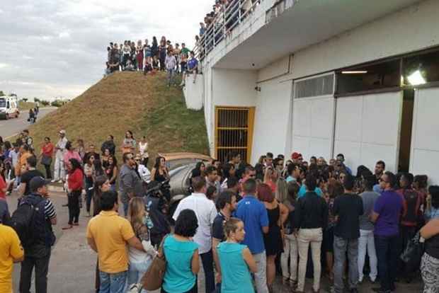 Amigos, sertanejos famosos, fãs e parentes vão ao velório de Cristiano  Araújo em Goiânia - Portal do Litoral PB
