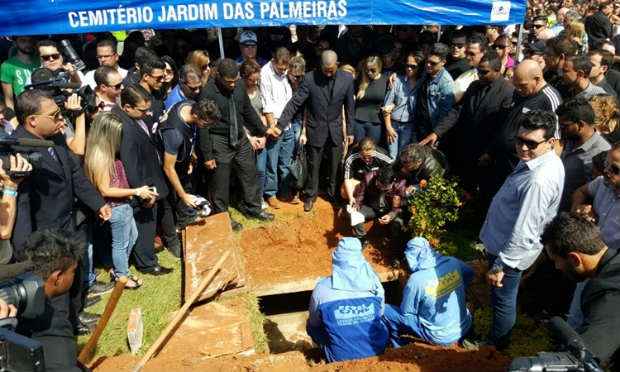 Começa o enterro de Allana Moraes