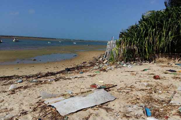 Lixo toma conta da praia de Casa Caiada, em Olinda. Foto: Eraldo Filho/Whatsapp Diario