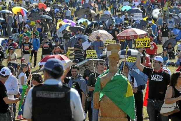 Ato de trabalhadores do Judicirio: movimento contra ndice de 21,3% oferecido pelo governo ganha fora. Foto: Minervio Junior/CB/D.A Press