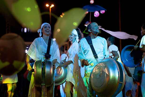 Bailarinos e convidados especiais dividiram a cena com o percussionista. Foto: Beto Figueiroa/Divulgao