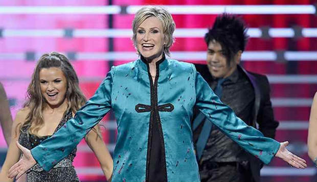 Com muito humor, Jane Lynch roubou a cena na premiao. Foto: YouTube/Reproduo (Com muito humor, Jane Lynch roubou a cena na premiao. Foto: YouTube/Reproduo)