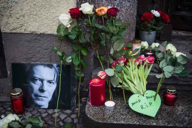 Homenagens a David Bowie so vistas fora de sua antiga casa em Berlim. Foto: Odd Andersen/AFP