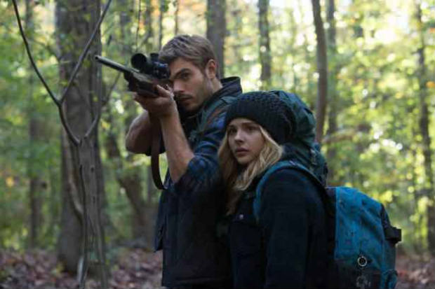 Cassie (Chlo Grace Moretz) tenta resgatar irmo levado pelo exrcito. Foto: Entertainment/Reproduo