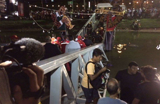 Ponte cedeu enquanto o pblico ainda chegava para o Baile Municipal, uma das prvias mais tradicionais do Recife. Foto: rica de Paula/DP