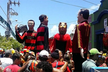 Bonecos gigantes no desfile do bloco Eternamente Sport. Foto: Val Martins/instagram (juniorscr87)