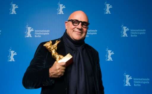 O cineasta italiano Gianfranco Rosi posa com o Urso de Ouro pelo filme "Fuocoammare". Foto: Bernd Von Jutrczenka/POOL/AFP