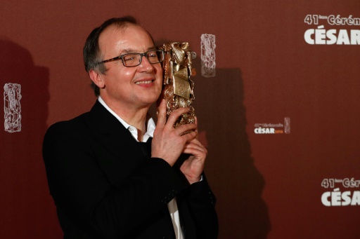 O diretor francs Philippe Faucon posa com o trofu Csar de melhor filme por seu longa-metragem "Ftima", em Paris, no dia 26 de fevereiro de 2016.  AFP KENZO TRIBOUILLARD 