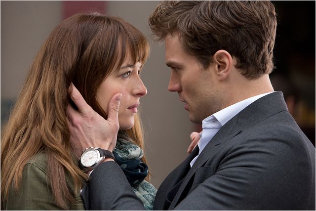 Dakota Johnson e Jamie Dornan levam trofu de pior ator e pior atriz. Foto: Universal Pictures/Divulgao