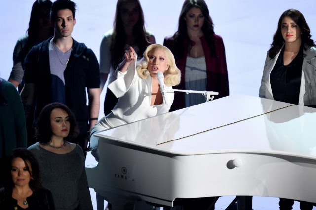 Homens e mulheres expuseram dizeres nos braos contra abuso sexual aps performance de Gaga. Foto: Kevin Winter/AFP