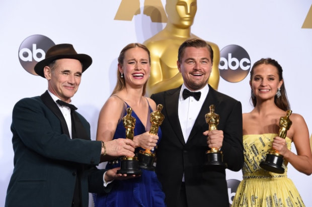 Mark Rylance (Melhor Ator Coadjuvante), Brie Larson (Melhor Atriz), Leonardo DiCaprio (Melhor Ator) e Alicia Vikander (Melhor Atriz Coadjuvante), alguns dos grandes nomes da noite. Foto: AFP/Reproduo