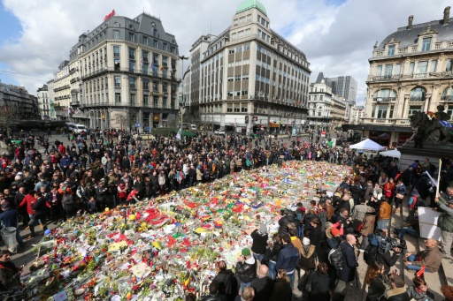 Os belgas, privados de sua "marcha contra o medo" em razo da ainda elevada ameaa terrorista e da caa aos suspeitos aps os ataques mais mortais desde 1945 na Blgica, continuam a prestar homenagens s vtimas.  Belga/AFP NICOLAS MAETERLINCK