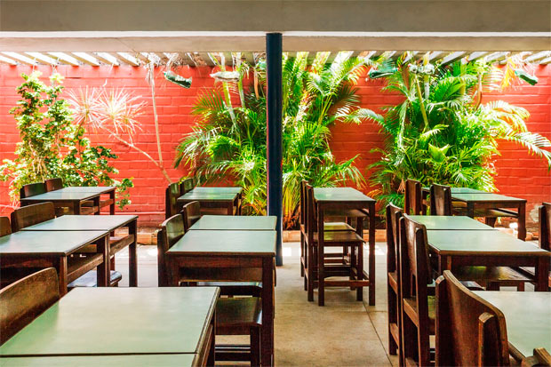 Salas de aula foram "rasgadas" com janelas no teto, onde uma espcie de renda de tijolos cria uma estrutura porosa, que permite a circulao do vento e da luz.Foto: O Norte Oficina de Criao