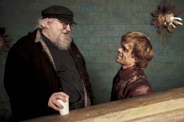 George R.R. Martin com Peter Dinklage, intrprete de Tyrion Lannister. Foto: HBO/Divulgao