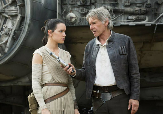 Daisy Ridley e Harrison Ford em cena de O despertar da fora. Foto: Disney/Divulgao