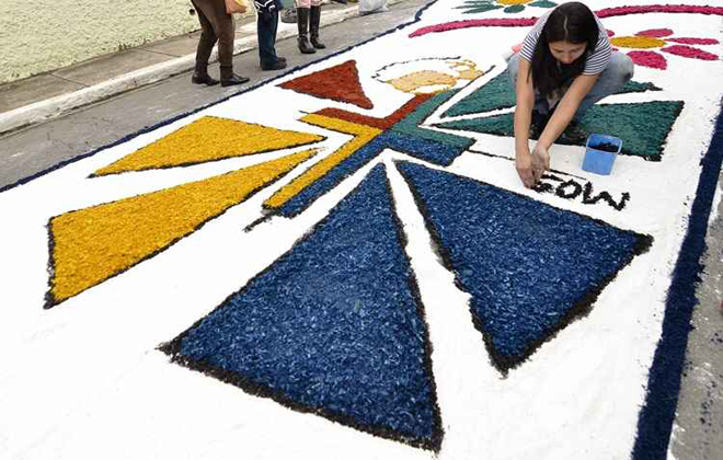 Tapetes coloridos cobrem ruas em todo o país neste feriado de Corpus  Christi - Jornal O Globo