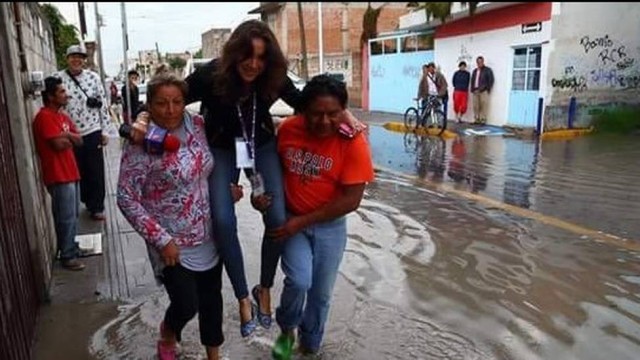 "Pede que a carruagem a carregue para no se molhar", brinca o amigo e jornalista Jos Daniel Hdez. Foto: Reproduo/Twitter