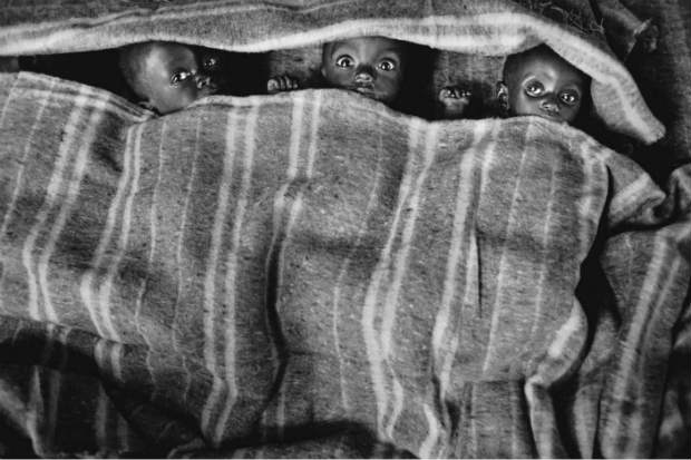 Orfanato anexo ao hospital do campo 1 de Kibumba, Goma, Zaire, 1994. Crdito: Sebastio Salgado/Divulgao