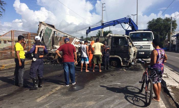 CTTU retirou caminho do pontilho do metr e carro abandonado em cima de viaduto. Foto: Ana Paula Neiva/ DP