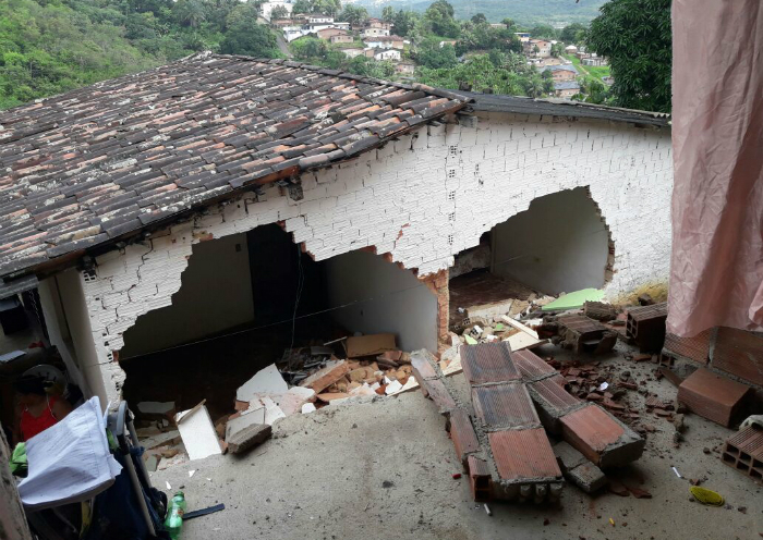 Deslizamento De Barreira Atinge Duas Casas Em Camaragibe Local Diario De Pernambuco