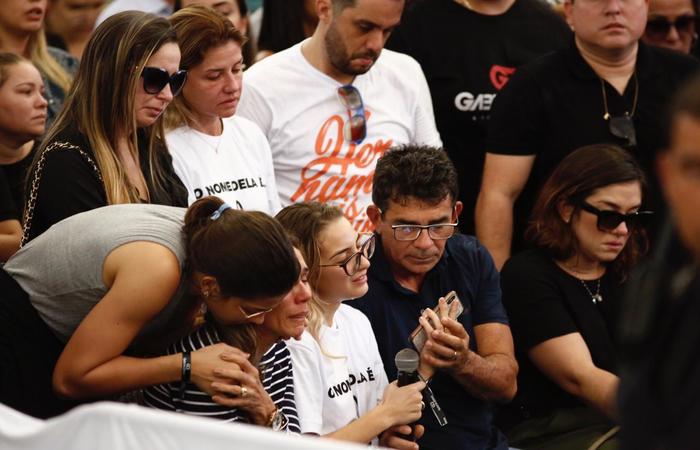 Wesley Safadão homenageia Gabriel Diniz no Recife - Quem