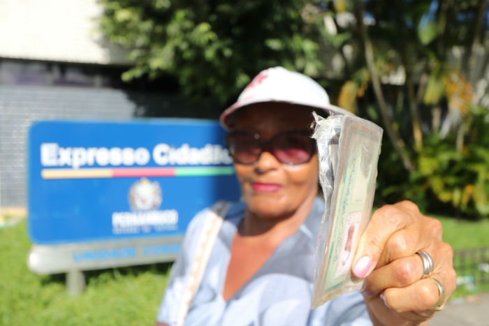 Maria Luiza caminhou sete quilmetros at a unidade do Cordeiro e teve que voltar sem renovar a carteira de identidade. Foto: Tarciso Augusto/Esp.DP.