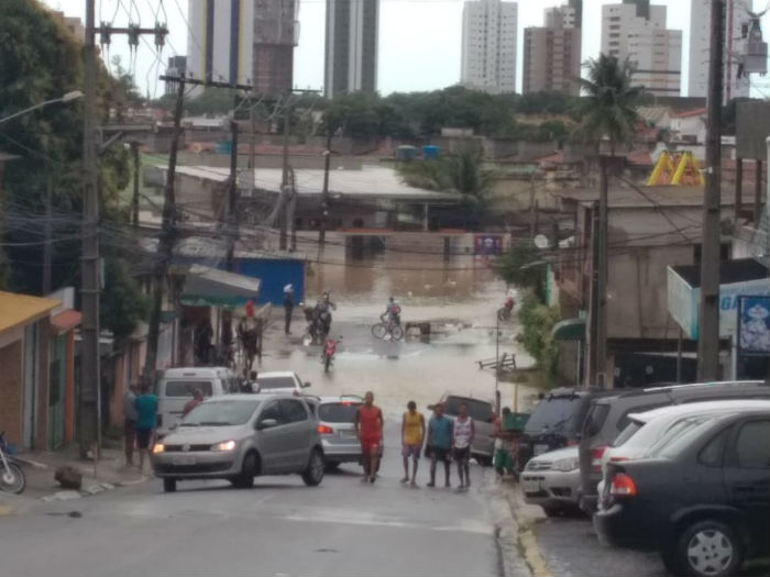 Em Olinda, canal de Jardim Fragoso transbordou. Foto:WhatsApp/Cortesia.