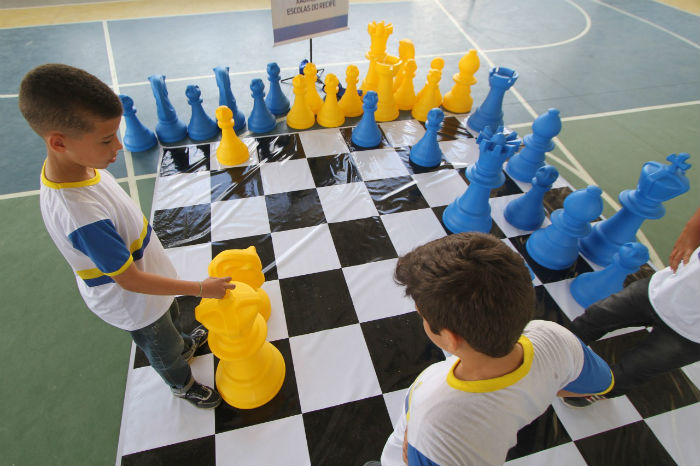 Escolas e empresas apostam no xadrez on-line como entretenimento