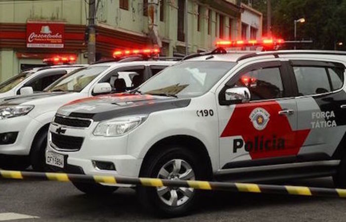 Dupla pede corrida em aplicativo, rouba carro de motorista, mas