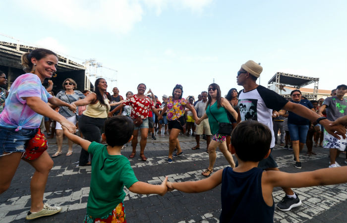 Ciranda agitou o pblico em frente ao Marco Zero (Foto: Bruna Costa / Esp. DP Foto)