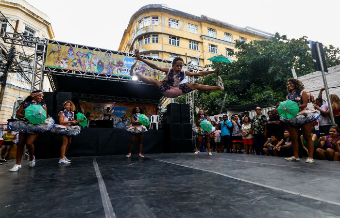 Shermison Henrique, 14 anos, apresentando o frevo a pblico local e turistas. (Foto: Bruna Costa / Esp. DP Foto)