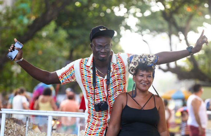 Senegals e namorada brasileira comercializam e tambm brincam no carnaval (Foto: Bruna Costa / Esp. DP Foto)