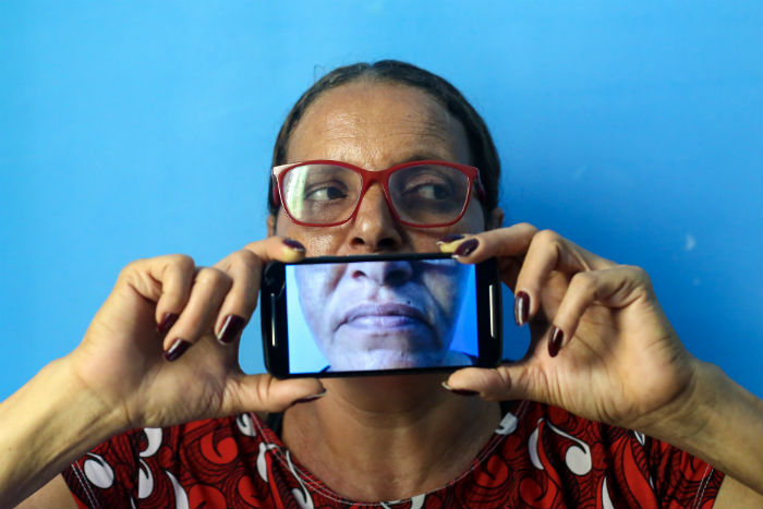 Ivaneide Silva, 51 anos, usa o recurso de udio do WhatsApp para se comunicar. (Foto: Leandro de Santana/Esp. DP)