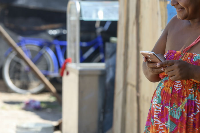 A auxiliar de cozinha Roseane Lima, 41 anos, usa as redes sociais para trocar mensagens com familiares e amigos. (Foto: Leandro de Santana/Esp. DP)