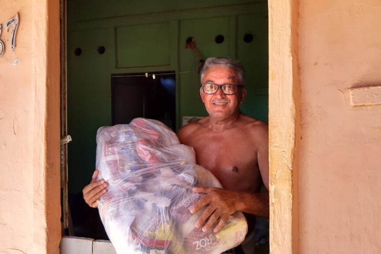 Fernando de Noronha distribui cestas básicas para moradores da Ilha