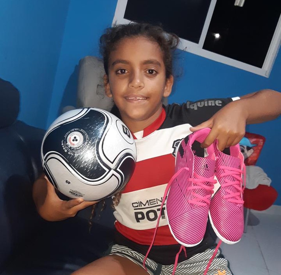 Quero jogar futebol: menina abusada pode encontrar acolhimento no esporte  - UOL Universa