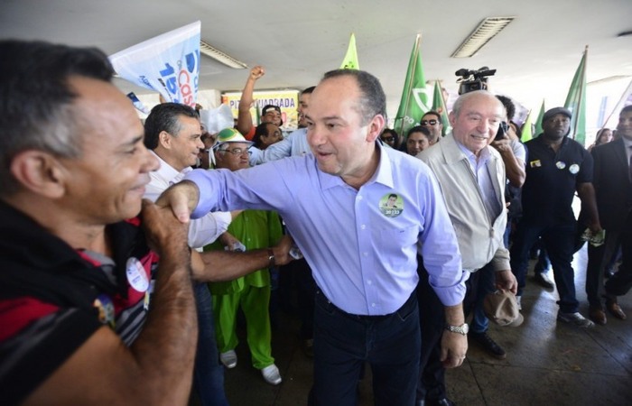 Linn da Quebrada compartilha vídeo da mãe de Urias pedindo votos