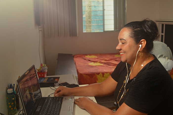 Professora Midiam Souza, 42 anos, d aulas remotas (Gilson Santana/Arquivo pessoal)