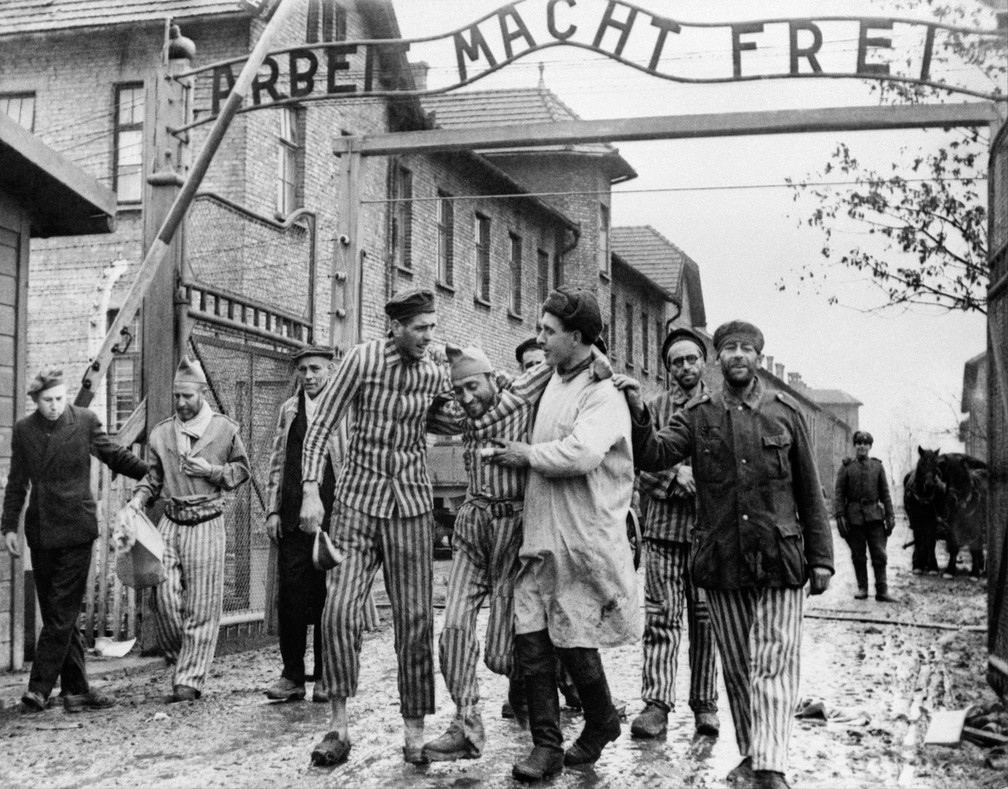  Libertao de judeus do campo de concentrao nazista de Auschwitz, na Polnia, em 27 de janeiro de 1945 (Foto: Oleg Ignatovich/Sputnik via AFP)