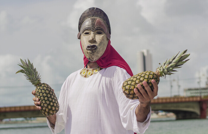 O projeto  uma performance que leva uma figura mstica  cidade do Recife recuperando as memrias da escravido e do racismo (Foto: Camila Silva/Divulgao)