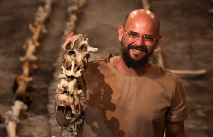 O uso de ossos como matria-prima  algo recorrente no trabalho do artista (Foto: Divulgao)