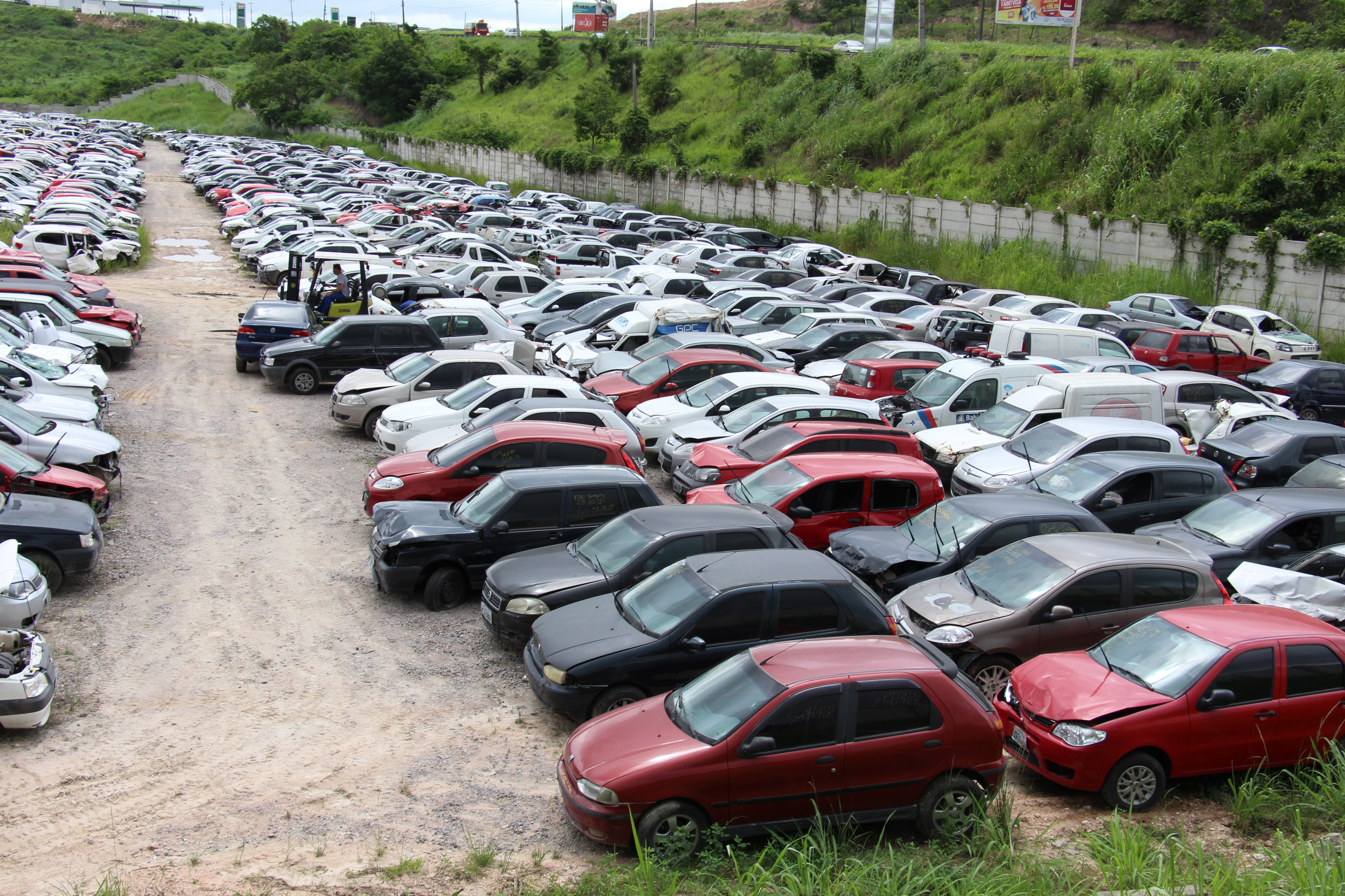 Sero 421 veculos leiloados cujo valor mnimo gira em torno de R$ 100,00. (Paulo Maciel/Detran-PE)