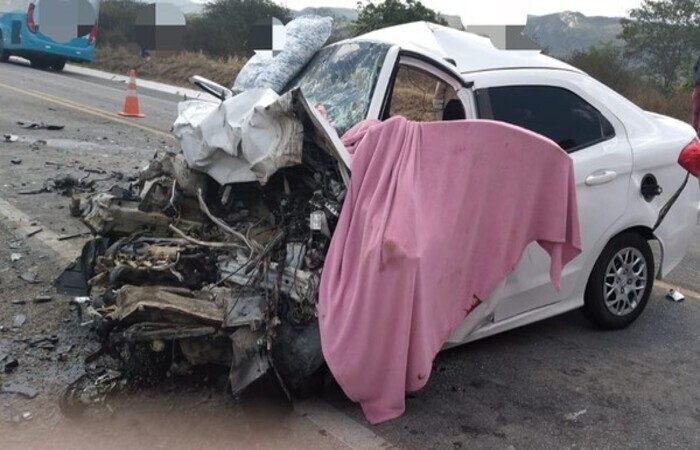  (Coliso entre dois carros na BR-232, em Pesqueira, deixa seis mortos e dois feridos. Foto: PRF/Divulgao)