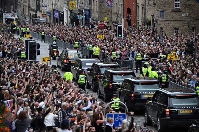  (Cortejo fnebre saiu do Castelo de Balmoral e levou cerca de seis horas para chegar ao Palcio de Holyroodhouse. Chegada de Elizabeth II a Edimburgo, na Esccia. Foto: Oli SCARFF / AFP)