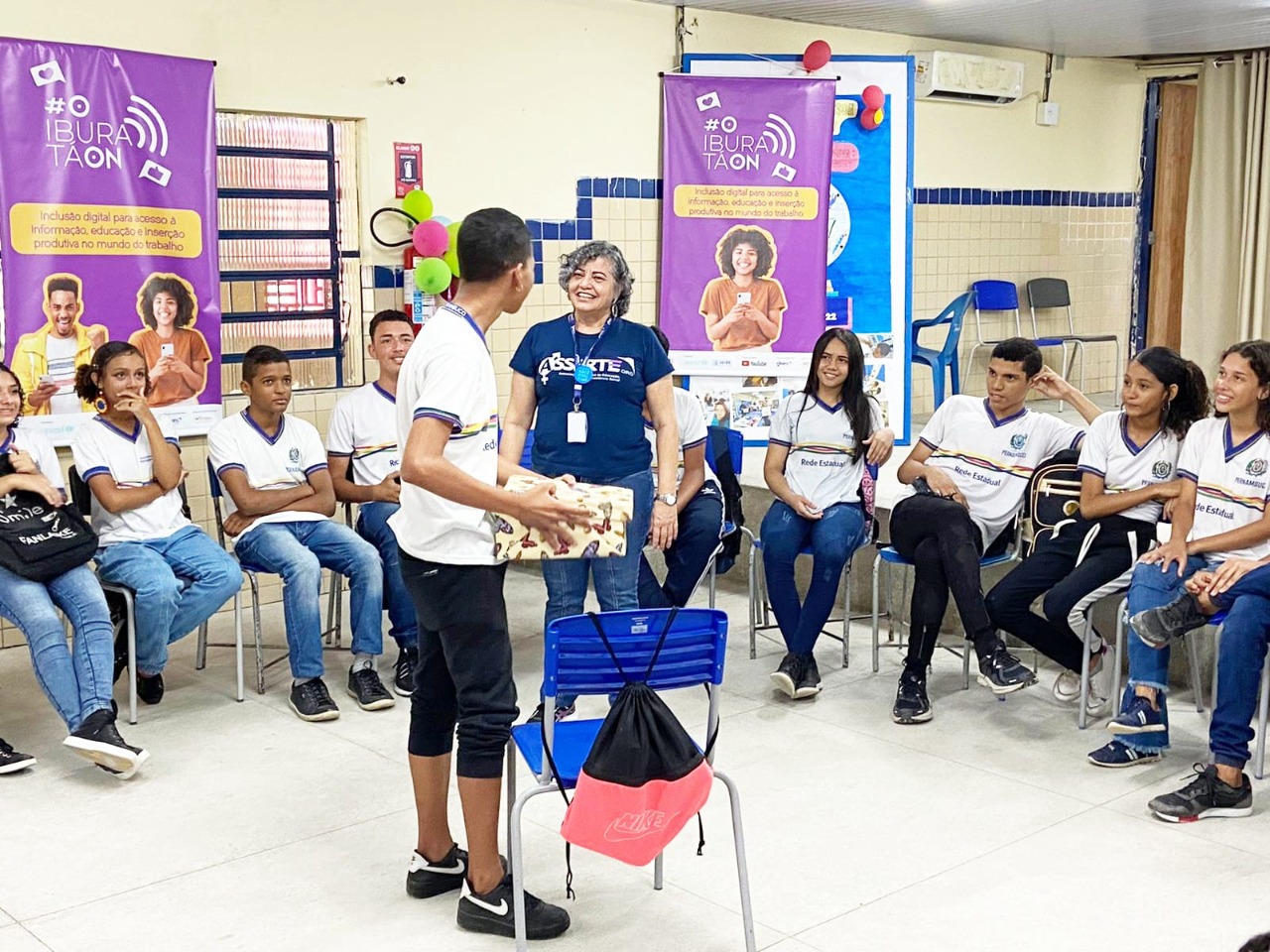  (#OIburaTON, iniciativa do UNICEF e parceiros, entrega nesta quinta-feira (22), s 13h30, kit conectividade com celulares e acesso  internet a estudantes. Foto: Divulgao)