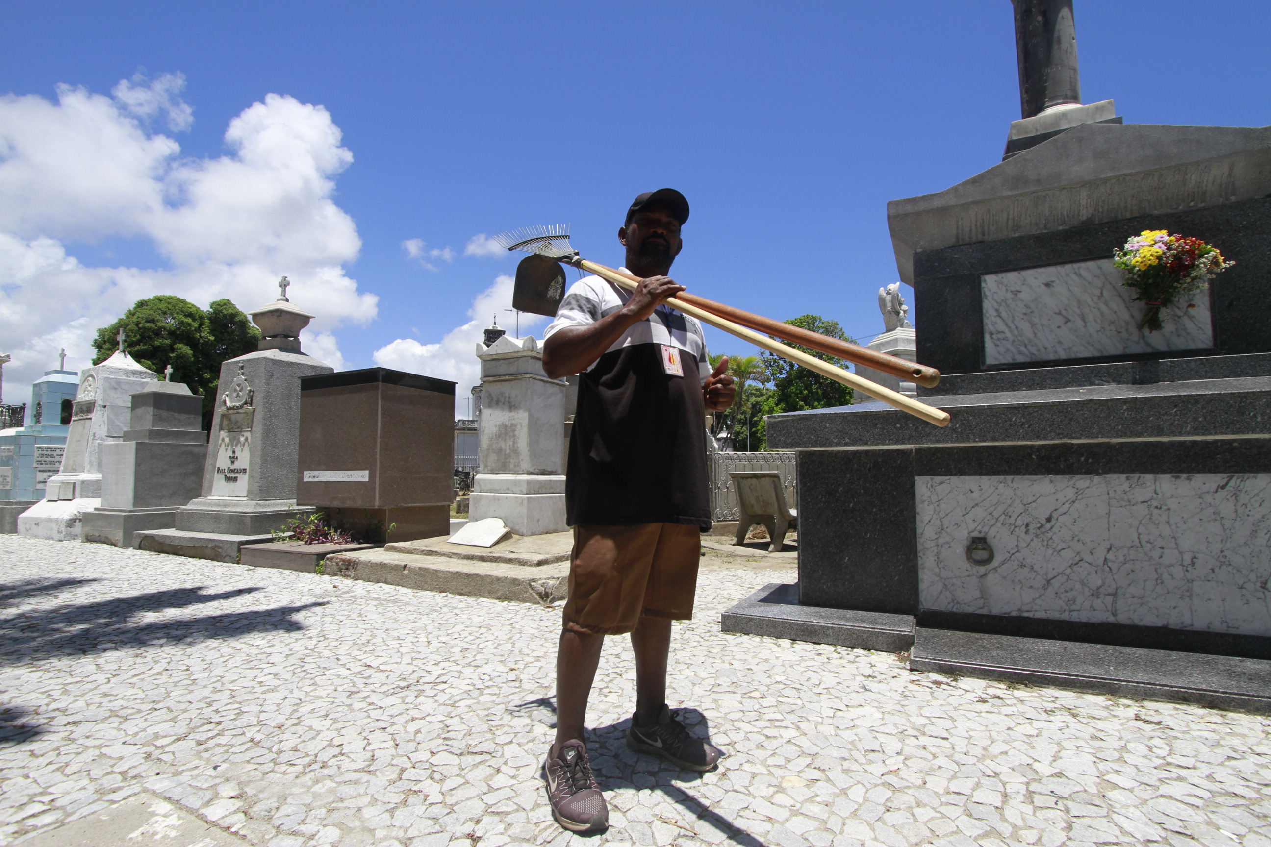 Marcos Roberto Pereira Nunes reforou o time da limpeza do cemitrio de Santo Amaro (Rmulo Chico/DP Foto)