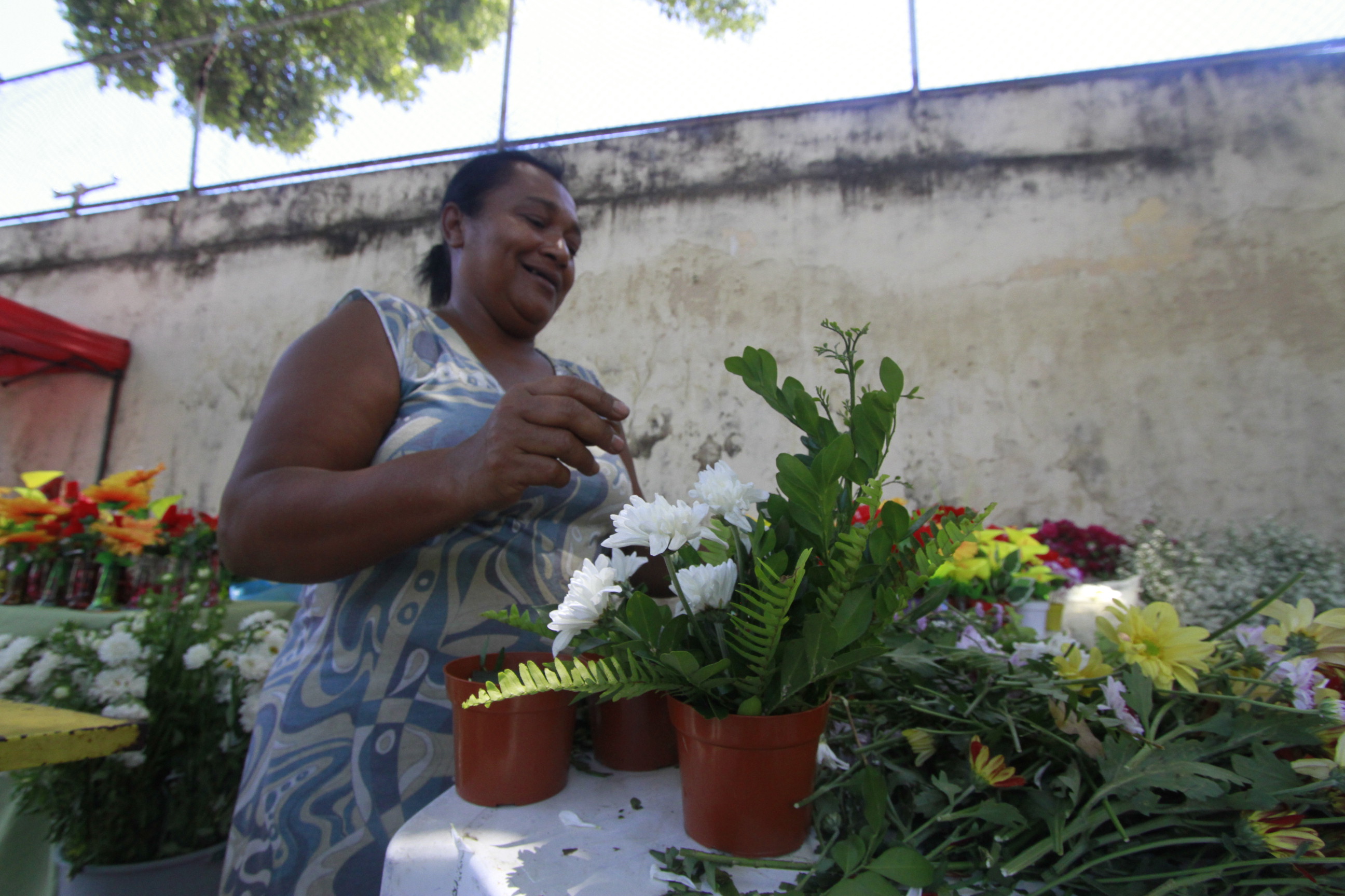 Dona Elizabete trabalha vendendo flores h 30 anos no Recife (Rmulo Chico/DP Foto)
