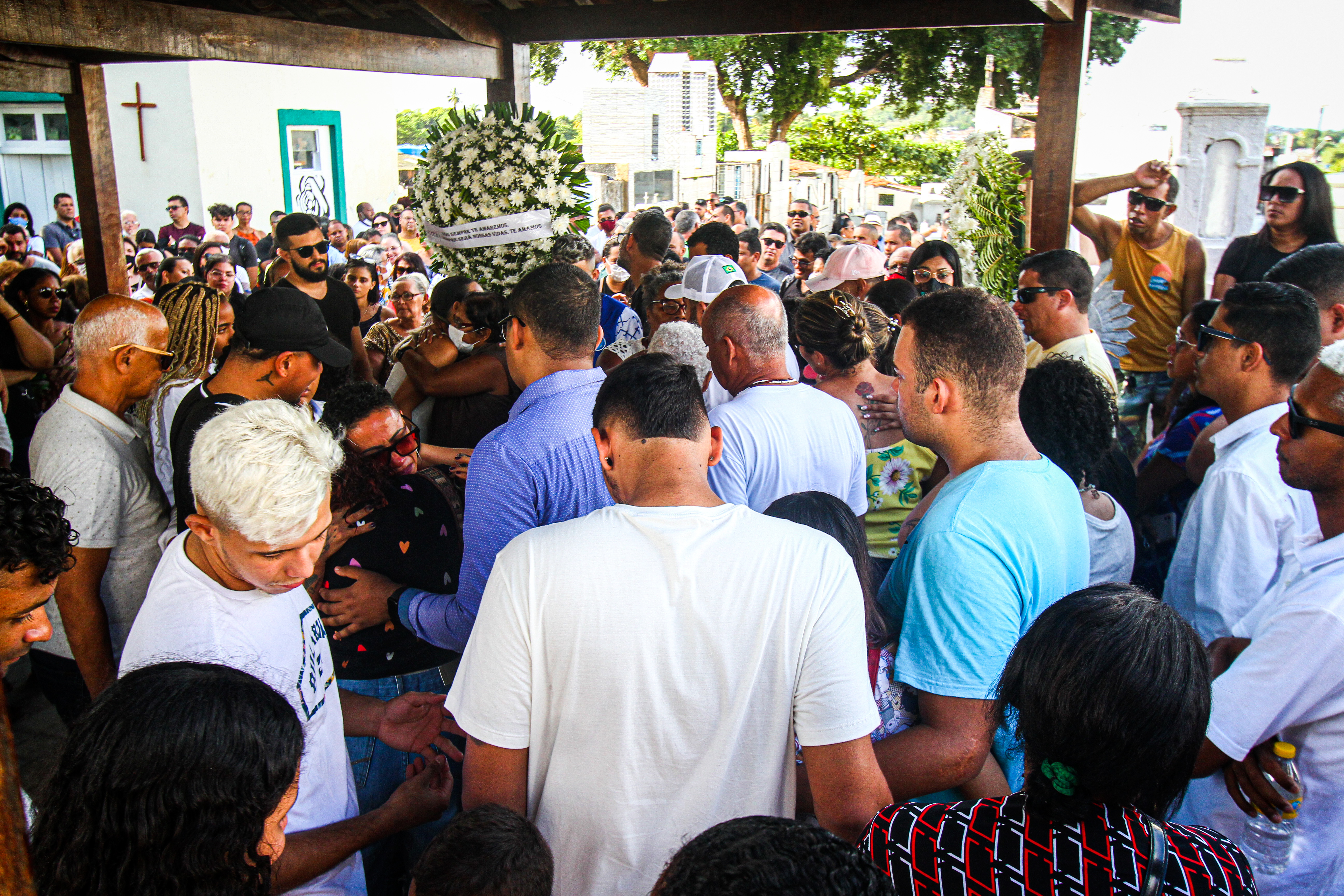 Familiares e amigos se reuniram para prestar homenagens e relembrar histórias com Hannah, antes do momento do enterro (Sandy James/DP Foto)